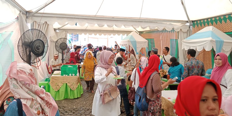Warga Padati Stan Makanan Gratis Lebaran Betawi di Monas Warga Padati Stan Makanan Gratis Lebaran Betawi di Monas