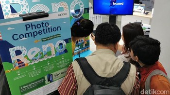 Peserta yang hadir, dibagi ke dalam tujuh kelompok. Mereka diberi waktu untuk merasakan kemampuan zoom hingga 10 kali yang hasilnya tidak pecah. (Foto: Agus Tri Haryanto/detikINET)