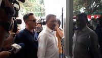 Meski mencoba meminta izin, tapi polisi tidak memperbolehkan Bagus Permadi masuk lantara di luar jam besuk. Foto: Asep Syaifullah