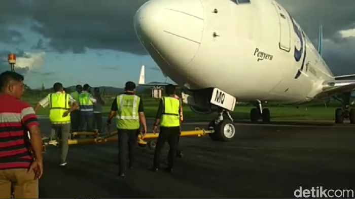 Pesawat Sriwijaya Air keluar landasan di Bandara Kendari, Sabtu (20/7/2019).