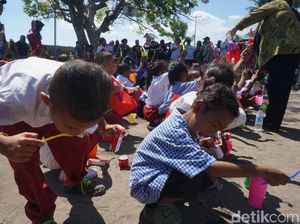 Senyum Ceria Anak dan Para Ortu Belajar Menyikat Gigi di Pulau Rinca