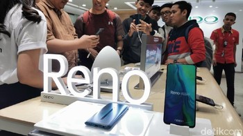 Reno 10x Zoom dibekali tiga kamera belakang. Kamera utamanya berukuran 48 MP menggunakan sensor IMX586, kamera kedua wide angle 8 MP, sedangkan kamera ketiga yang mengusung sistem periskop dengan ukuran 13 MP. (Foto: Agus Tri Haryanto/detikINET)