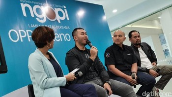 Orang itu kan ada yang perlu kamera yang gak asal-asalan, bisa dibawa dan dipakai untuk banyak kesempatan, terus sekarang orang juga senang menikmati hiburan di ponsel dengan streaming, kita masukin itu semua di satu ponsel, kata Brand planning manager OPPO Indonesia Stiffen Andika. (Foto: Agus Tri Haryanto/detikINET)