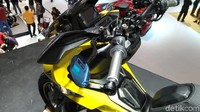 Warna motor Honda ADV 150 modifikasi beraliran Street itu merupakan hasil kombinasi hitam-kuning yang eye catching serta grafis bertema Sporty. Foto: PT Astra Honda Motor