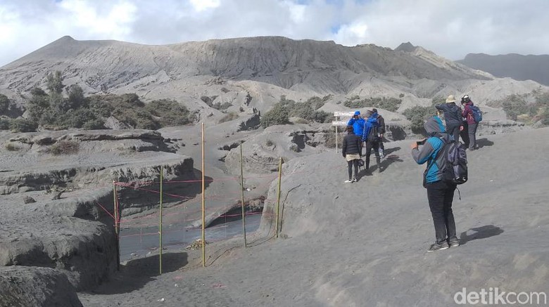 Gunung Bromo Batuk, Petugas Gabungan Pasang Pagar di Radius 1 Km Gunung Bromo Batuk, Petugas Gabungan Pasang Pagar di Radius 1 Km