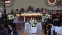 Suasana duka jelas terasa di gereja tersebut. Foto: Noel/detikHOT