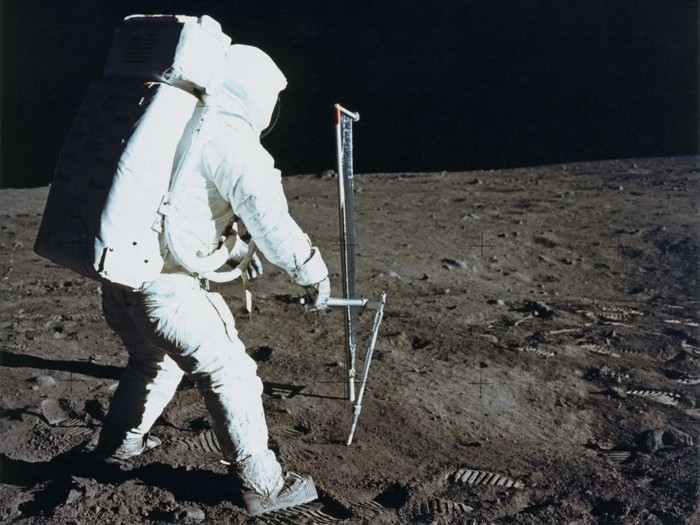 Ilustrasi mencari sumber air di Bulan. Foto: Getty Images Ilustrasi mencari sumber air di Bulan. Foto: Getty Images