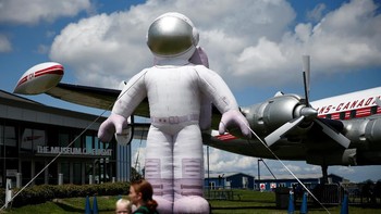Sebuah balon astronot ukuran besar menyemarakkan 50 tahun peringatan mendarat di Bulan oleh Amerika Serikat. Foto: Reuters