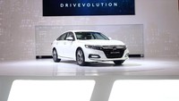 Honda Accord memiliki desain yang sepenuhnya baru, menampilkan garis atap yang lebih rendah serta kap mesin yang lebih panjang. Itu dibuat untuk menghasilkan performa yang lebih aerodinamis.