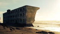 Apartemen ini habis sebagian karena gelombang laut. Istimewa/Boredpanda.