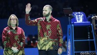 Seperti yang terpantau detikSport, khusus di partai semifinal wasit-wasit yang bertugas di Indonesia Open kini menggunakan batik.