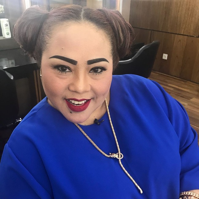 Penampilan playful dengan rambut disanggul pada bagian kiri dan kanan. Foto: Instagram/@triretnoprayudati_nunung