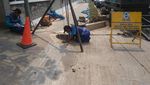 Potret Pembersihan Gorong-gorong Tersumbat Sampah Kondom di Kuningan