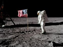 Foto-foto Ikonik Manusia Menginjak Bulan 50 Tahun Silam