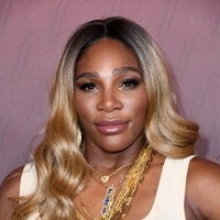 Kalung emas multi-chain dikenakan sebagai aksesori pelengkap gaya. Foto: Getty Images