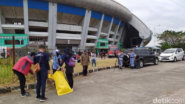 Warga Bandung Gotong Royong Bersihkan Stadion GBLA yang Terbengkalai