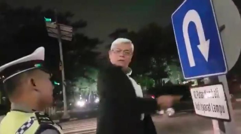 Ini Penyebab Profesor Ceramahi Polantas Surabaya yang Videonya Viral Ini Penyebab Profesor Ceramahi Polantas Surabaya yang Videonya Viral