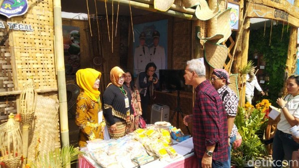 Ganjar berbincang dengan peserta pameran. Ditargetkan pada 2024 akan ada 500 desa wisata di Jawa Tengah (Angling Adhitya Purbaya/detikcom) Ganjar berbincang dengan peserta pameran. Ditargetkan pada 2024 akan ada 500 desa wisata di Jawa Tengah (Angling Adhitya Purbaya/detikcom)