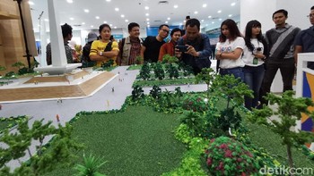 Mereka tampak serius membidikkan kamera. (Foto: Agus Tri Haryanto/detikINET)