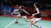 Yuki/Sayaka menang 21-16, 21-18. 
