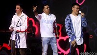 Begini aksi kahitna saat menghibur penonton Indonesia Open 2019.