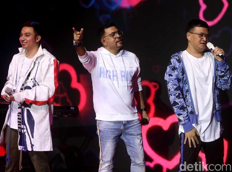 Kahitna Bikin Penonton Indonesia Open Nyanyi Bareng