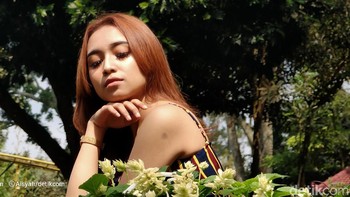Tips lainnya adalah, gunakan warna yang tidak terlalu terang atau hitam untuk model ketika berpose di tempat wisata yang ramai. Warna pastel atau putih adalah yang direkomendasikan Rio. Foto: Aisyah Kamaliah/detikINET