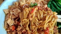 Penyuka pedas bisa mencicipi yamien dengan topping ayam rica yang pedas, ditambah pangsit dan sawi jadi komplet mengenyangkan. Foto : Instagram @bakso2nyonya