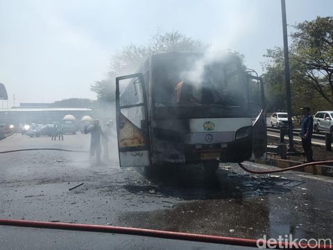 Proses pemadaman bus yang terbakar/