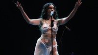 Sabrina Claudio tampil di We The Fest 2019 hari kedua. Foto: Muhammad Ridho Suhandi
