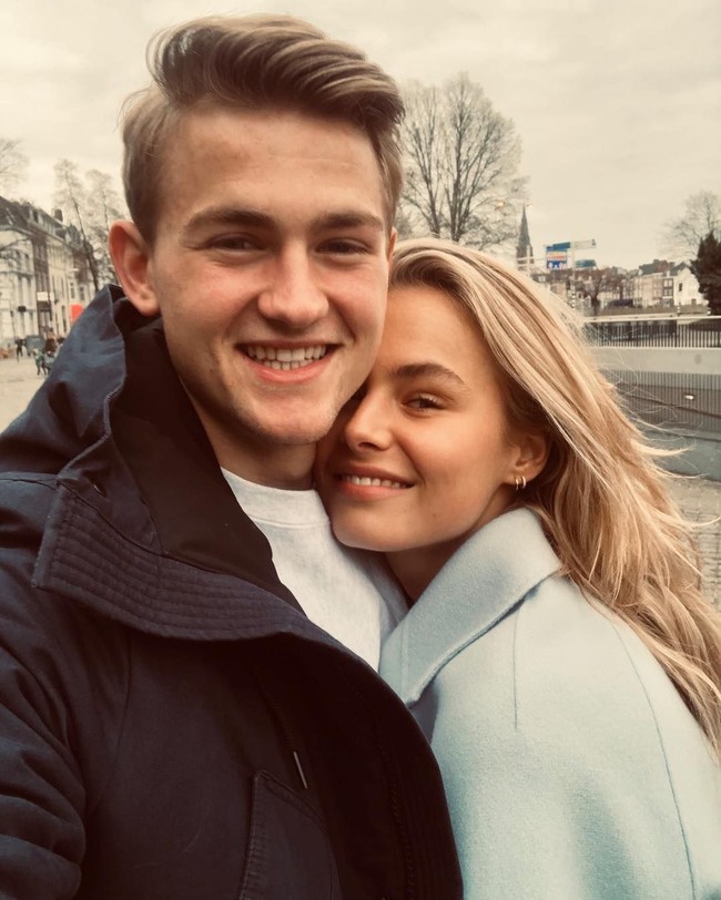 AnneKee Molenaar dan Matthijs De Ligt, seperti dikutip Daily Star, menjalin asmara sejak Desember 2018. Keduanya tak terpisahkan sejak saat itu. AnnKee dan De Light kerap mengunggah momen mesra mereka di media sosial. Foto: Dok. Instagram @anneekemolenaar