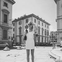 AnneKee juga memamerkan potret hitam putih dirinya saat mengekspolarasi kota Turin, yang akan jadi tempat tinggal barunya bersama Matthijs De Ligt. AnneKee kini hidup serumah dengan mantan pemain Ajax tersebut. Foto: Dok. Instagram @anneekemolenaar