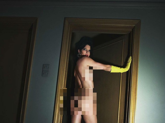 Pada Februari 2019, model 23 tahun ini juga membuat heboh karena (lagi-lagi) pose tanpa busana. Kala itu dia jadi model fashion spread Vogue Italia. Ia berpose membelakangi kamera, terlihat hanya mengenakan heels putih, stocking transparan dan sarung tangan. Foto: Instagram/@kendalljenner