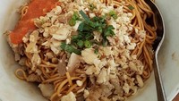 Yamien meruakan racikan mie yang diberi kecap manis. Rasa manis gurih jadi ciri khasnya. Toppingnya biasanya cincangan ayam yang tak diberi kecap. Foto : Instagram @mantylie27