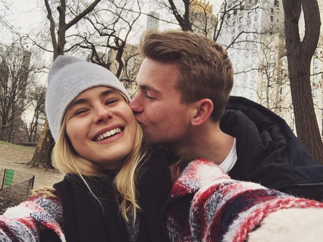 AnneKee Molenaar ikut merayakan pindahnya kekasihnya Matthijs De Ligt ke klub sepakbola Juventus dengan mengunggah momen mesra dirinya dan De Light berciuman di stadion Juventus, Allianz Stadium, Turin, Italia. Foto: Dok. Instagram @anneekemolenaar