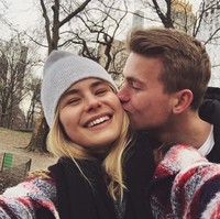 AnneKee Molenaar ikut merayakan pindahnya kekasihnya Matthijs De Ligt ke klub sepakbola Juventus dengan mengunggah momen mesra dirinya dan De Light berciuman di stadion Juventus, Allianz Stadium, Turin, Italia. Foto: Dok. Instagram @anneekemolenaar