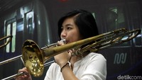 Para musisi ini tampil dengan sepenuh hati.