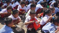 Puluhan anak-anak SD di Pulau Rinca, Manggarai Barat, Nusa Tenggara Timur (NTT) antusias belajar menyikat gigi. Mereka terlihat bersemangat mengikuti petunjuk dokter gigi yang memberi arahan. (Foto: Aditya Mardiastuti/detikHealth)