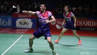 Zheng/Huang singkirkan rekan senegaranya lewat dua gim langsung.