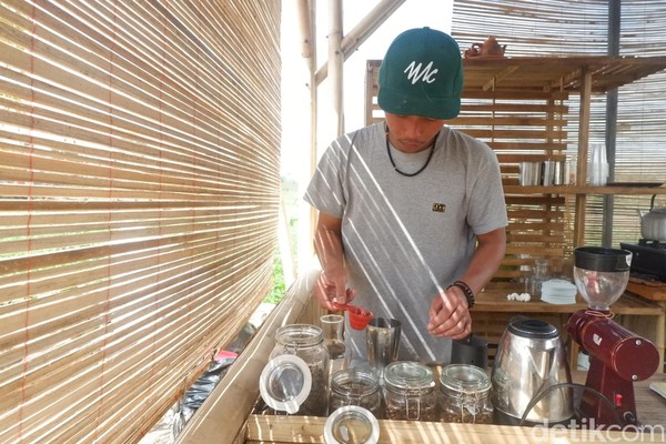 Bangunan bagian depan digunakan untuk minum kopi lokal Banjarnegara. Homestay itu baru digunakan sekitar 2 bulan lalu (Uje Hartono/detikcom) Bangunan bagian depan digunakan untuk minum kopi lokal Banjarnegara. Homestay itu baru digunakan sekitar 2 bulan lalu (Uje Hartono/detikcom)