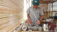 Bangunan bagian depan digunakan untuk minum kopi lokal Banjarnegara. Homestay itu baru digunakan sekitar 2 bulan lalu (Uje Hartono/detikcom)