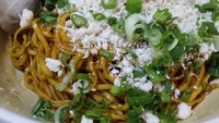 Bakmi Apin di Bandung punya gaya sajian yamien klasik. Diberi toping cincangan halus ayam rebus yang gurih renyah. Nyam! Foto : Instagram @ius_bandung_mci