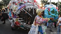 Tinggi monster sekitar tiga meter. Agar monster ikan itu bergerak, ada tiga relawan yang harus menariknya sepanjang pawai.