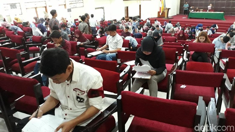 15.888 Orang Ikuti Ujian Seleksi Mandiri UNS di 8 Kota 15.888 Orang Ikuti Ujian Seleksi Mandiri UNS di 8 Kota
