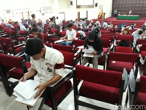 15.888 Orang Ikuti Ujian Seleksi Mandiri UNS di 8 Kota