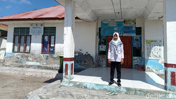 Salah satu Warga Rinca yang melakukan perjalanan jauh demi berobat. 