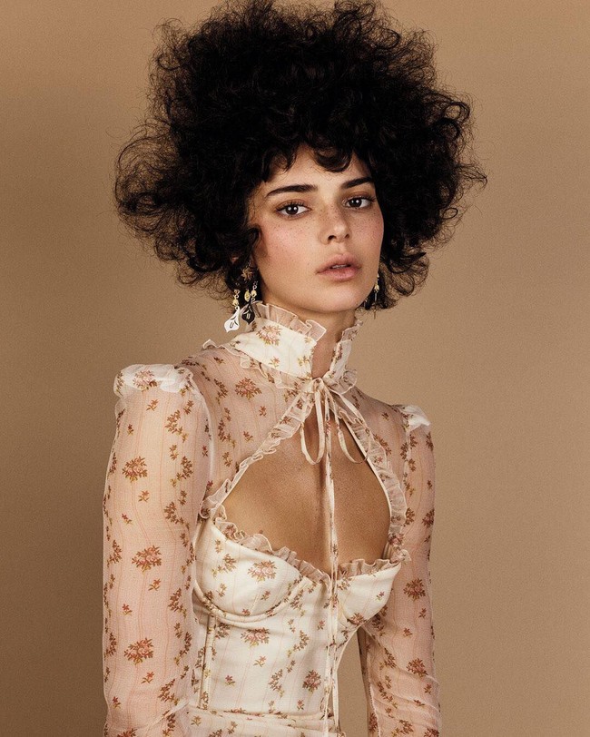 Pada Oktober 2018, Kendall Jenner dan Vogue US dituding melakukan perampasan budaya, karena tampil dengan gaya rambut afro atau kribo. Sayangnya banyak netizentidak suka dengan konsep ini. Mereka protes karena Vogue menggunakan model kulit putih dan mempertanyakan kenapa tidak model kulit hitam saja yang didapuk jika ingin menampilkan gaya afro. Foto: Instagram/@kendalljenner