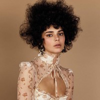 Pada Oktober 2018, Kendall Jenner dan Vogue US dituding melakukan perampasan budaya, karena tampil dengan gaya rambut afro atau kribo. Sayangnya banyak netizentidak suka dengan konsep ini. Mereka protes karena Vogue menggunakan model kulit putih dan mempertanyakan kenapa tidak model kulit hitam saja yang didapuk jika ingin menampilkan gaya afro. Foto: Instagram/@kendalljenner