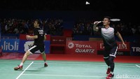 Pada gim pertama kedua pasangan itu berebut poin sejak awal. Skor sempat imbang 17-17, namun setelah itu, Kevin/Marcus tak terkejar. 