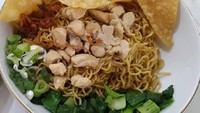 Yang ini dilengkapi sawi dan pangsit. Topping ayamnya dipotong dadu. Dimakan kering tanpa kaldu juga mantap. Foto : Instagram @zoegenx